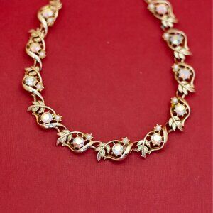 16 inch, Vintage Spiral Waves White Faux Pearls Gold Tone Choker Necklace - F51